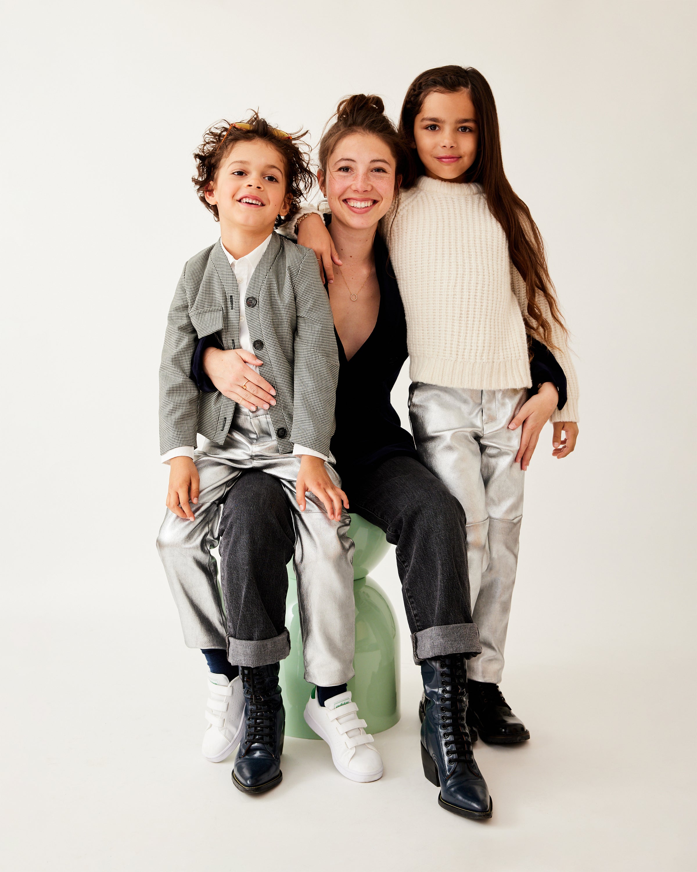 Kelly Kilby is the designer and founder behind this new high-end genderless kidswear brand. She redefines school outfits with modern, and timeless limited editions.