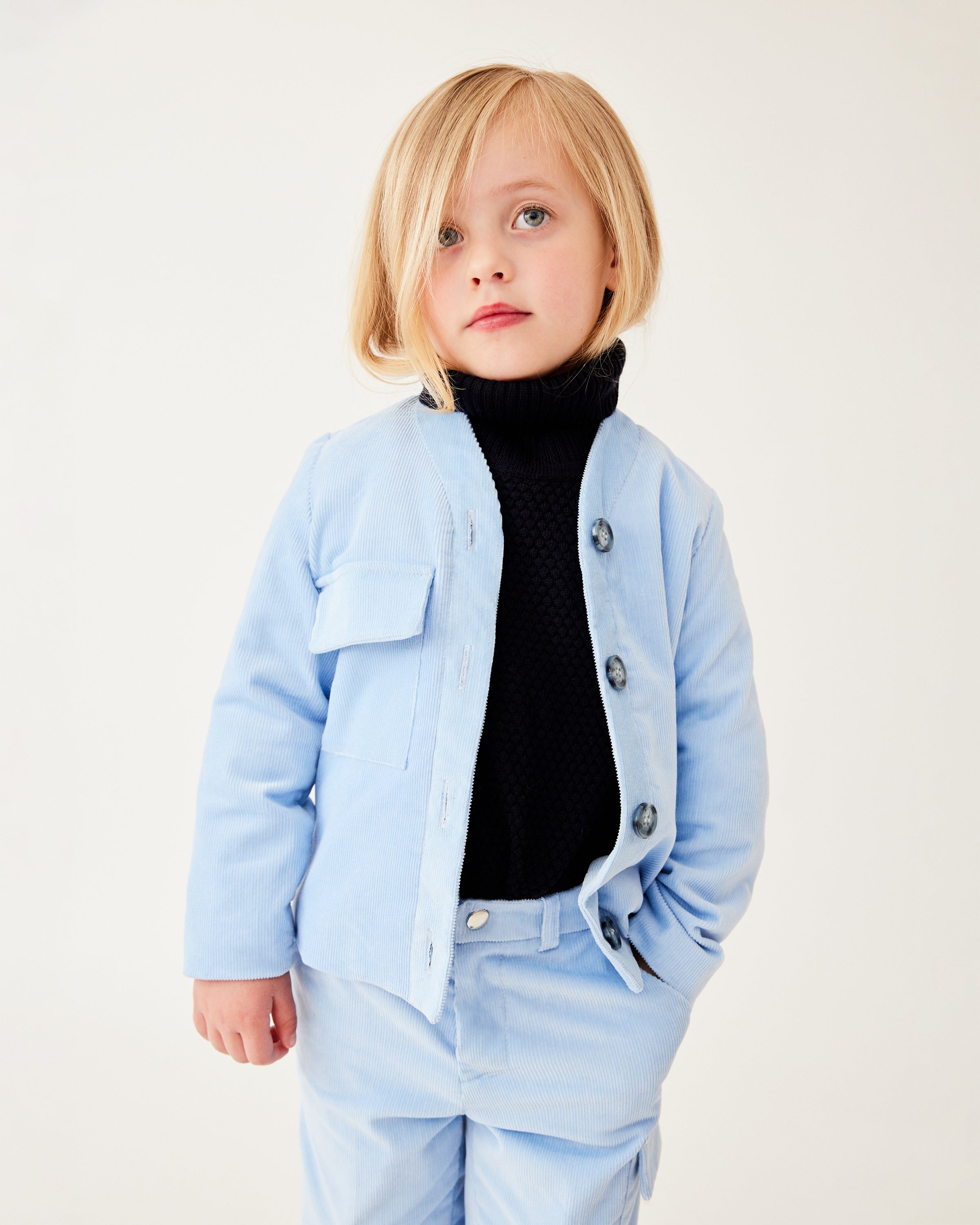 An exclusive line with limited editions proposed by Kelly Kilby for her first kidswear collection for Autumn Winter 2022/2023. Designed for boys and girls between 4 and 10, this genderless collection has been created in order to pay homage to the school outfit, with a modern and timeless cut.
